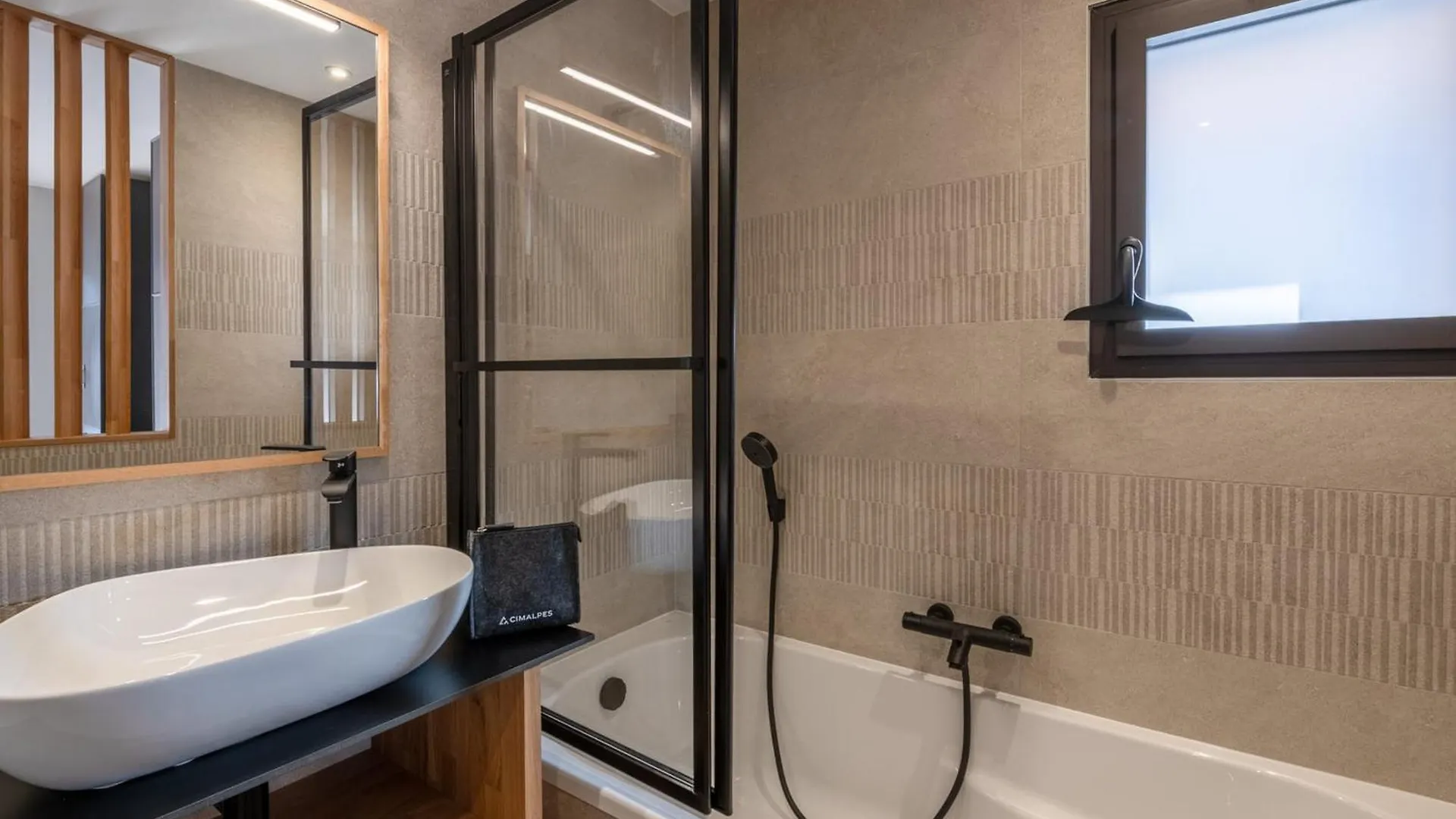 Chalet Spacieux A Chamonix Avec Jacuzzi Et Parking, Animaux Acceptes - Fr-1-343-259